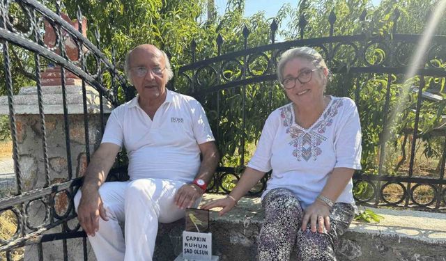 Ölen muhabbet kuşu için mermerden mezar yapıp gömdüler