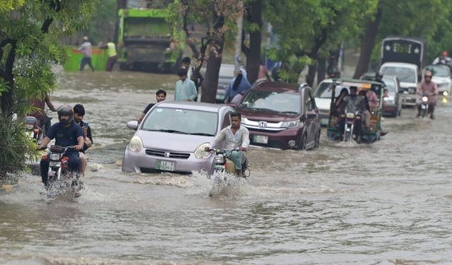 Pakistan'da muson yağışları nedeniyle hayatını kaybedenlerin sayısı 104'e yükseldi