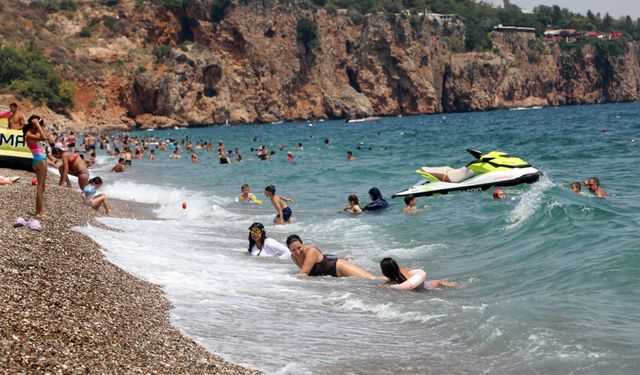 Sıcaklık 37, hissedilen 44! Sıcaktan bunalanın rotası belli: Antalya plajları