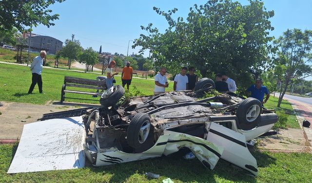 Ağaca çarpan otomobil hurdaya döndü