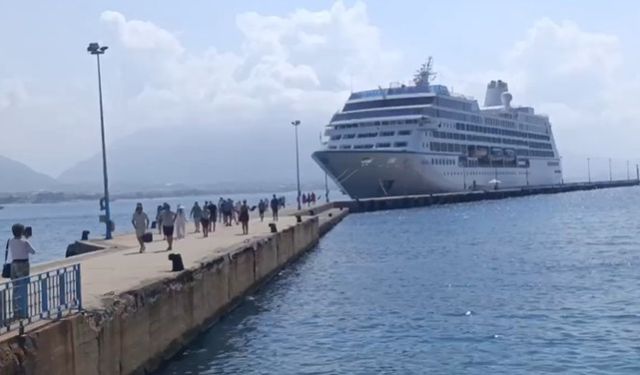 Dev kruvaziyer Alanya'ya demirledi