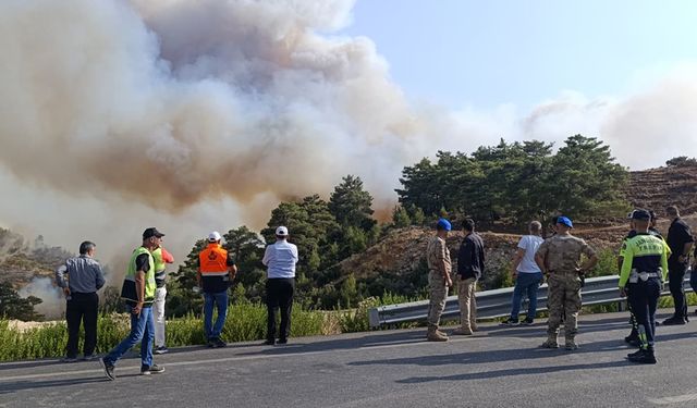 Mersin'deki orman yangını sürüyor: 90 hane ve 190 kişi tahliye edildi
