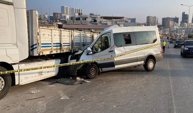 Tatile gelen minibüs kaza yaptı