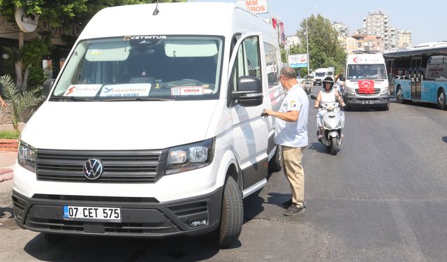 Servis aracı karşıya geçmeye çalışan yayaya çarptı