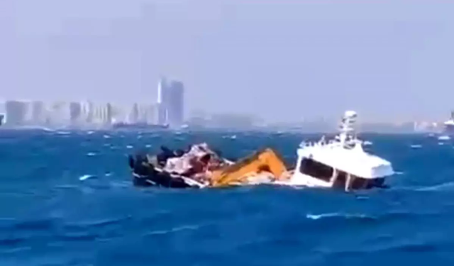 İstanbul'da kuvvetli fırtına tekneyi batırdı