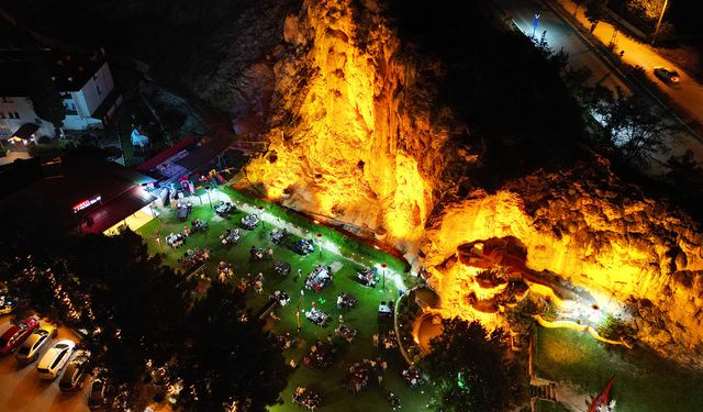 Depremle açığa çıkan termal su doğal traverten oluşturdu