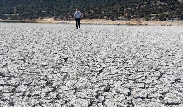 Türkiye’nin 4’üncü büyük gölü kuraklık nedeniyle ortadan ikiye bölündü
