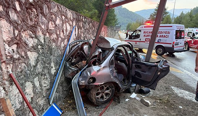 Ağlasun’da otomobil levhaya çarptı: 3 yaralı