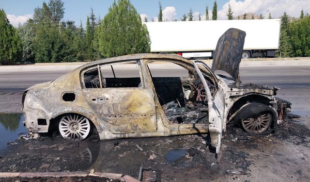 Burdur-Antalya yolunda otomobil yangını
