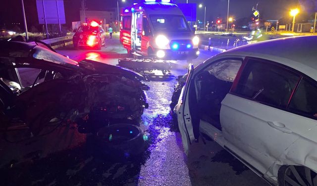 Isparta-Eğirdir yolunda otomobil çarpıştı: Sürücüler yaralandı