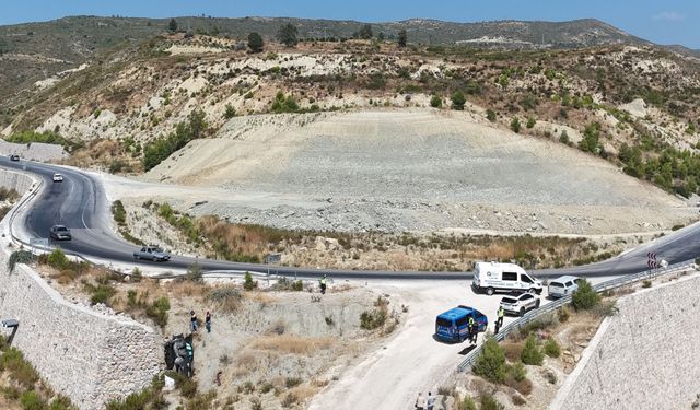 Manavgat'ta otomobil şarampole devrildi