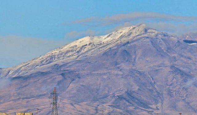Süphan Dağı’na mevsimin ilk karı düştü