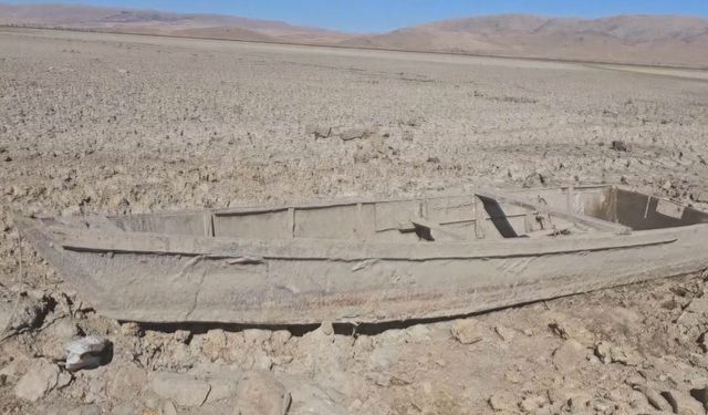 Çavuşçu Gölü kurudu, çatlamış toprağa dönüştü