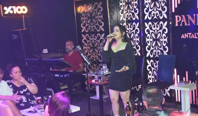 Panel Bar sahnesini Hülya ile açtırıyor