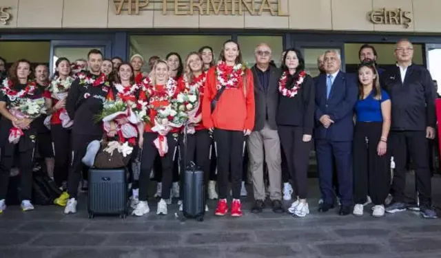 Dünya ikincisi olan A Milli Kadın Voleybol Takımı yurda döndü