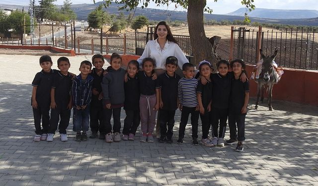 Öğretmen, çocuklara eşekle okuma yazmayı sevdirdi