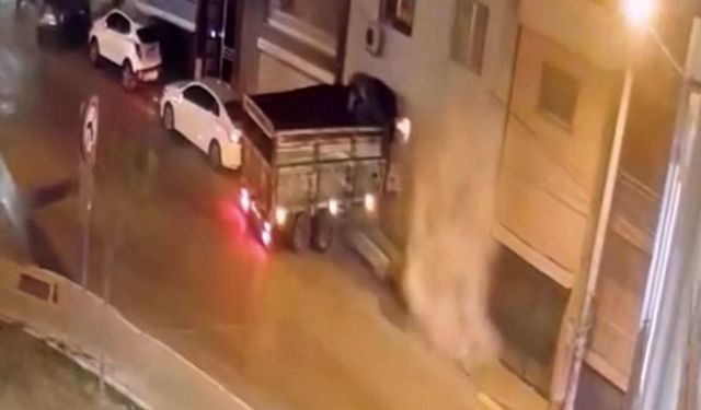 Freni boşalan kamyon duvarı yıkıp eve girdi