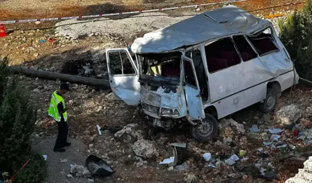 Minibüs şarampole yuvarlandı: 5 ölü, 14 yaralı