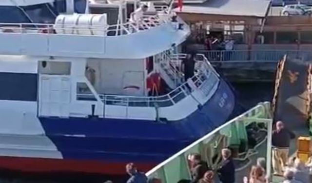 Arabalı vapur iskeleye çarptı, kaza anı kameraya yansıdı