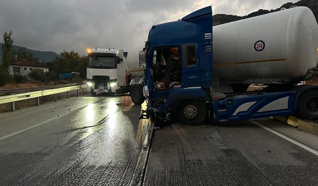 Makaslayan tır nedeniyle yol kapandı