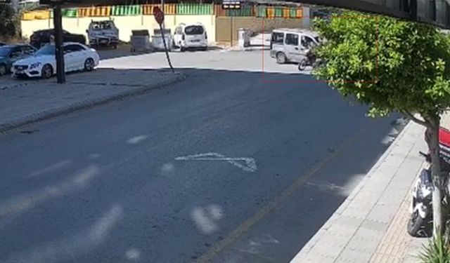 4 kişinin bindiği motosiklete hafif ticari araç çarptı