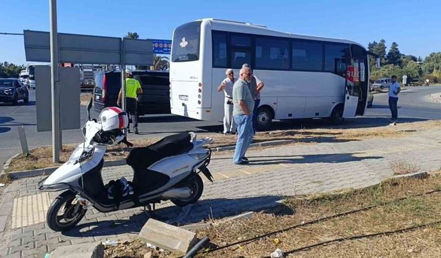 Otel servis midibüsüyle çarpışan motosikletli yaralandı