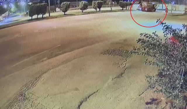 Su tankerine çarpan kamyonetin sürücüsünün öldüğü kaza anı kamerada