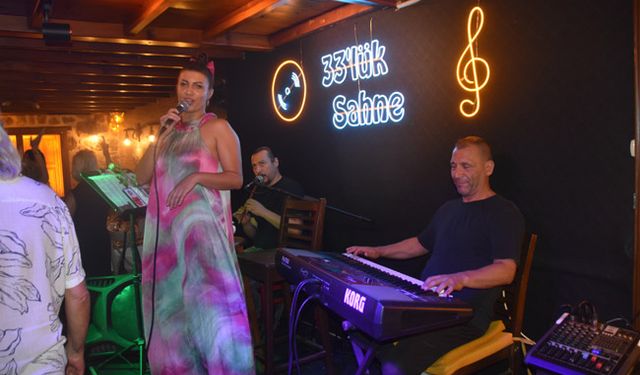 Menekşe 33’lük Sahne'de