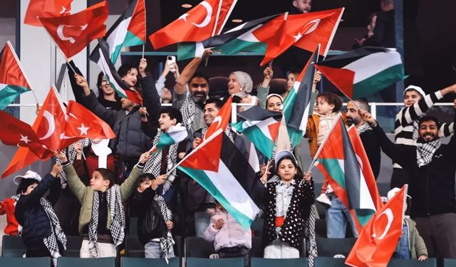 Filistinli çocuklar, Türkiye-Gürcistan maçı için tribünde