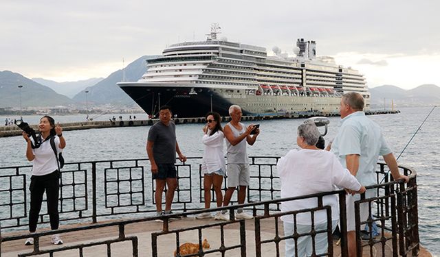 Oosterdam Alanya'ya demirledi