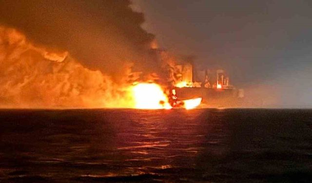 Yangın çıkan gemideki 25 mürettebat kurtarıldı