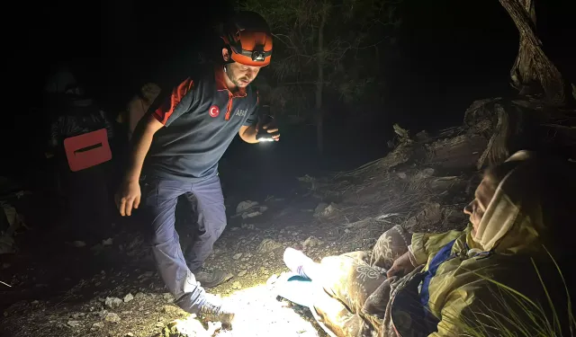 Dağlık alanda ayağından yaralanan turist, 5,5 saatte kurtarıldı