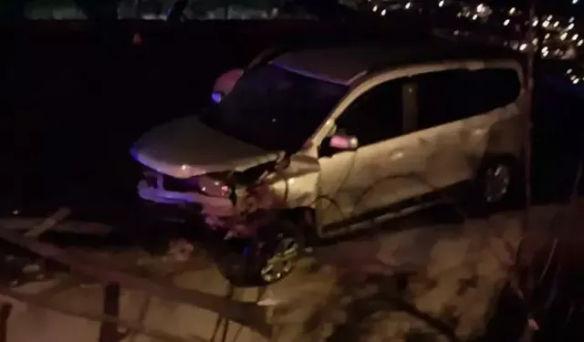 Virajı alamayan otomobil, evin damına düştü