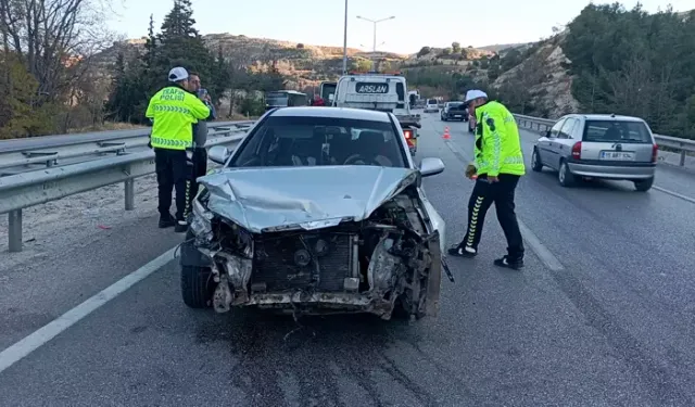 TIR ve otomobil çarpıştı: 3 yaralı