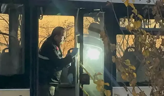 Belediye otobüsünde, eşinin gözü önünde bıçaklandı