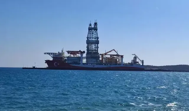 Filoya katılan sondaj gemisi, kırmızı ve beyaza boyandı