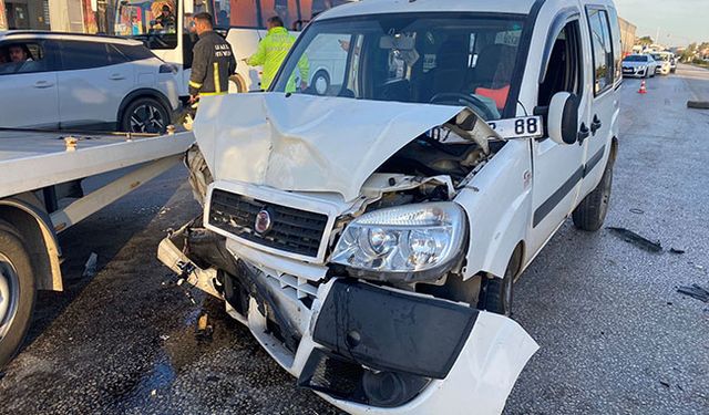 Serik'te 2 araç kavşakta çarpıştı