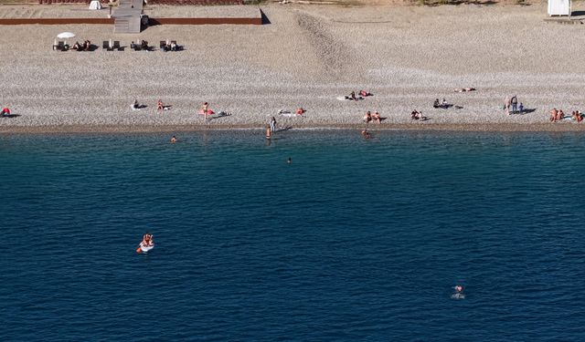 Ara tatilin son gününde, sahilde yazı aratmayan yoğunluk