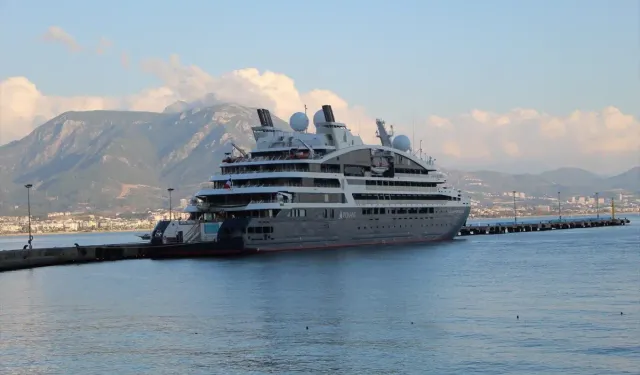 Fransız turistler, lüks yolcu gemisi ile Alanya'ya geldi