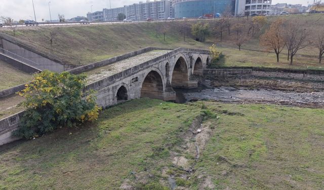 E-5’in yanında çukura terk edildi: 470 yıllık Haramidere Köprüsü içler acısı halde