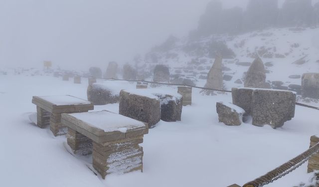 Nemrut Dağı’na mevsimin ilk karı yağdı