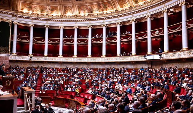 Fransa’da tartışmalı emeklilik reformu askıya alındı