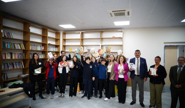 Konyaaltı Belediyesi okul kütüphanesine kitap bağışı yaptı