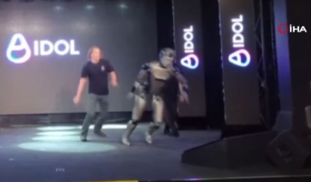 Rusya'da yapay zekalı insansı robotu tanıtım sırasında yere düştü