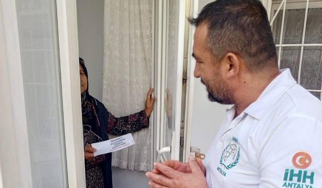 İHH’den 400 aileye alışveriş kartı desteği