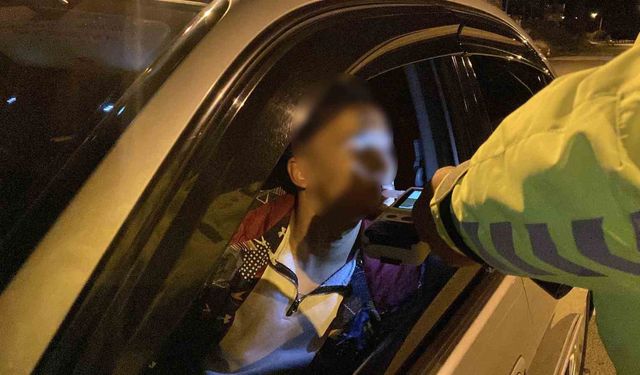 Alkollü çevirmeye girdi, ehliyeti gitmesin diye uzun süre dil döktü