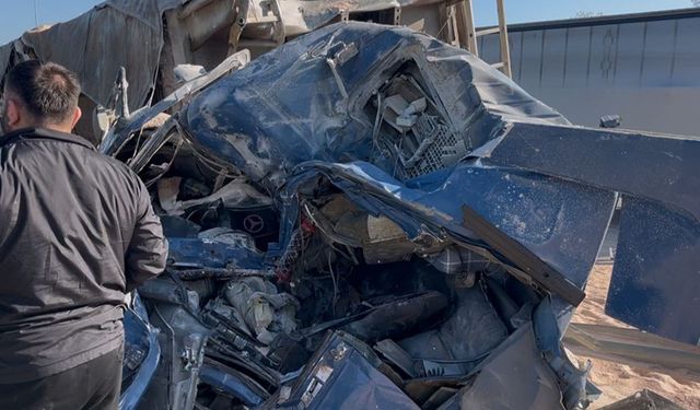 Bariyerlere saplanıp demir yığınına dönen kamyon kabininde can pazarı