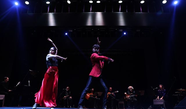 Mavi Siyah’tan ritim ve zerafetin buluştuğu unutulmaz gece