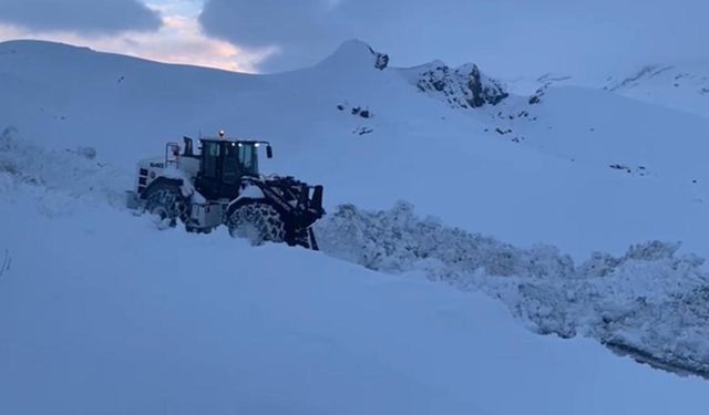 Kar esareti: Kapalı yolların açılması için çalışmalar sürüyor