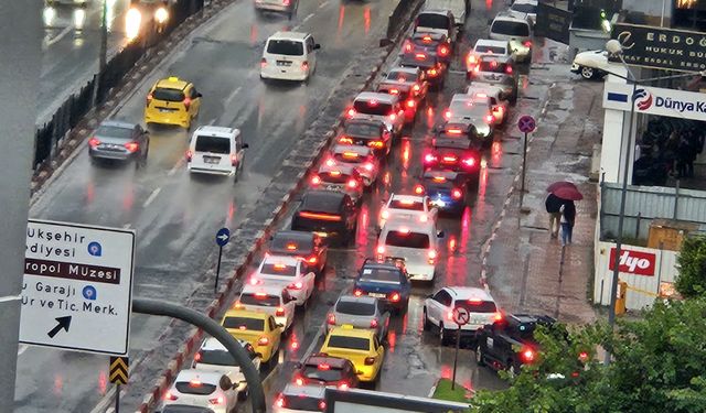 Antalya'da sağanak yağış etkisini gösterdi